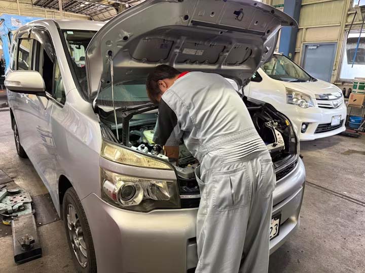 ボンネットを開けて整備中の様子